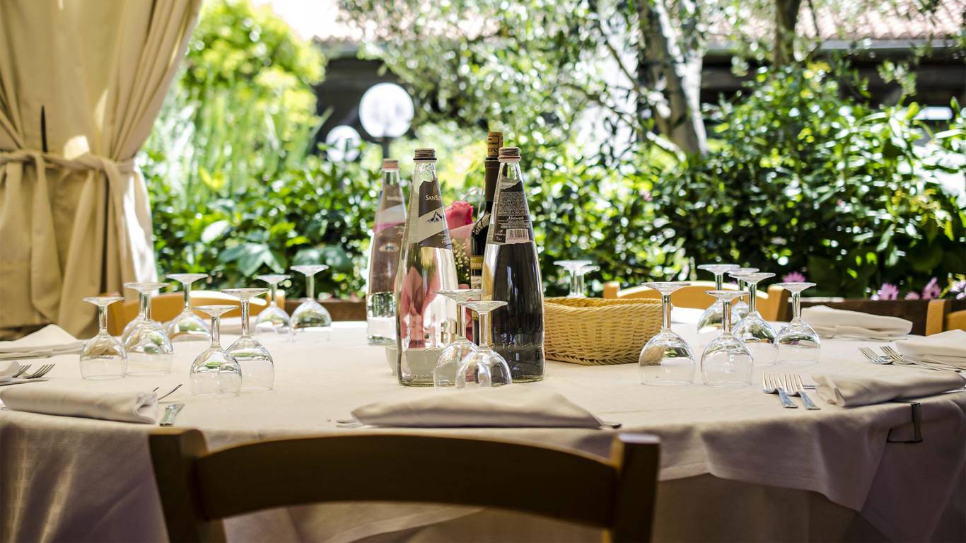 ristorante-tarquinia-hotel-resort-Torre-del-Sole-Tarquinia-table