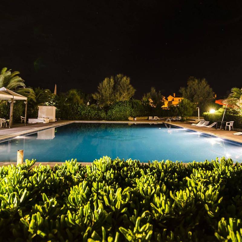piscina-notturna-resort-tarquinia